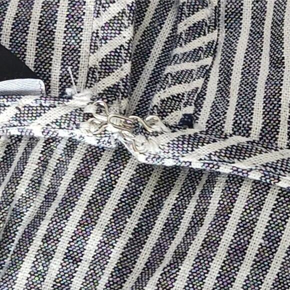 Express Gray Mini The V-neckline wide-leg Cropped Jumpsuit Romper Striped Sz Lg - Picture 3 of 9